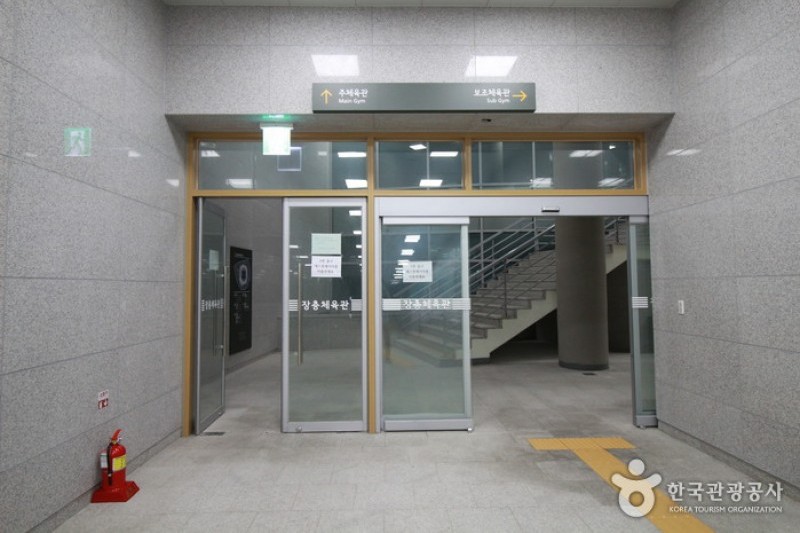 奨忠体育館 (3/4)