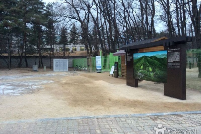 獻陵・仁陵[ユネスコ世界文化遺産] (1/4)
