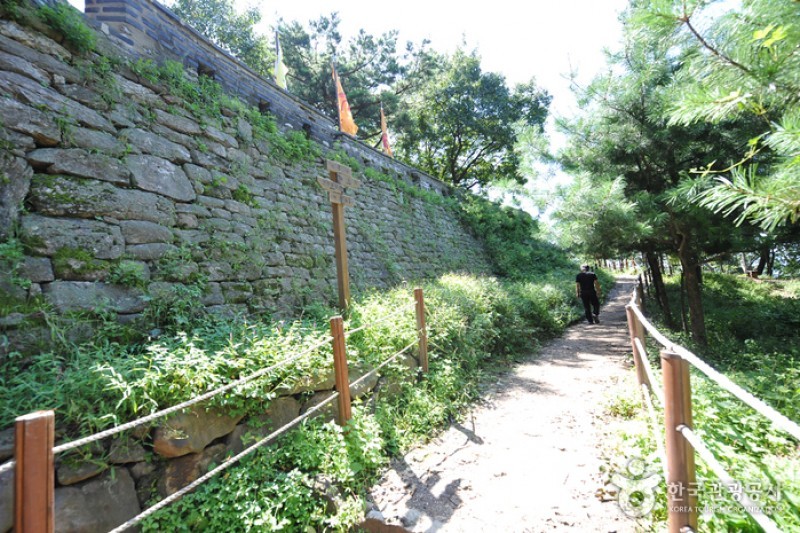 南漢山城道立公園[ユネスコ世界文化遺産] (2/6)