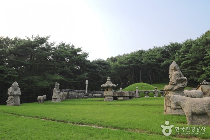 西五陵［ユネスコ世界文化遺産］ (1/7)