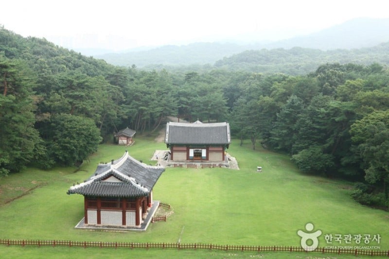 東九陵［ユネスコ世界文化遺産］ (1/8)