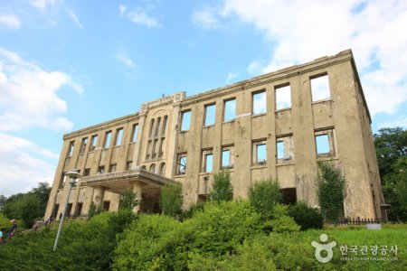 鉄原労動党舎