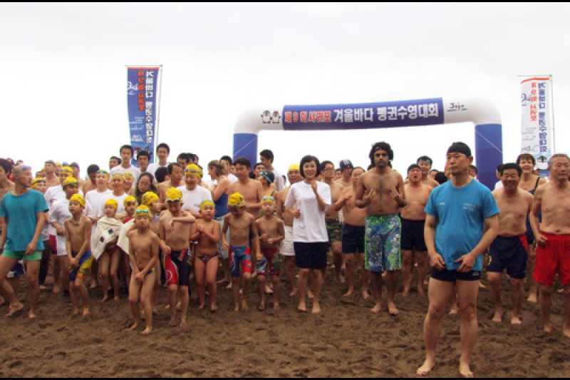 西帰浦冬海ペンギン水泳大会 (7/10)