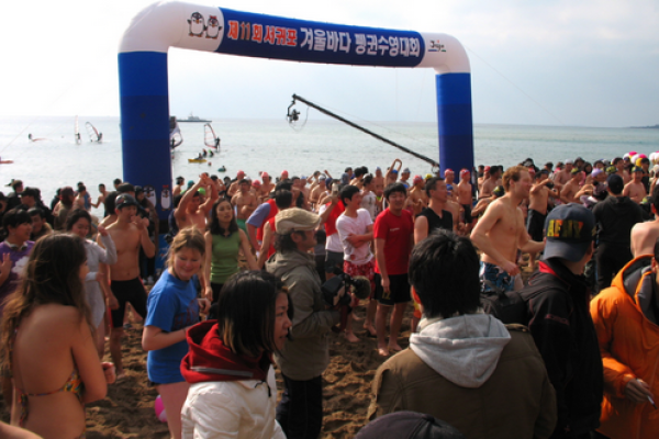 西帰浦冬海ペンギン水泳大会