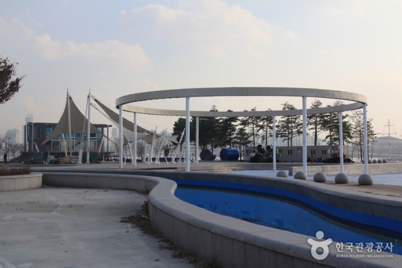 漢江市民公園 トゥクソムプール（野外） (1/8)