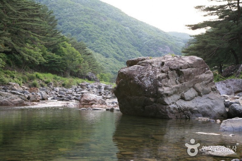 雲日岩 半日岩渓谷 (1/4)