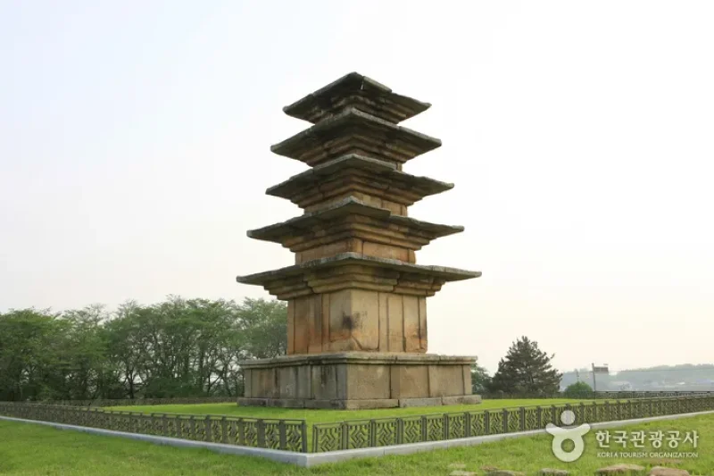 王宮里五重石塔 (1/7)
