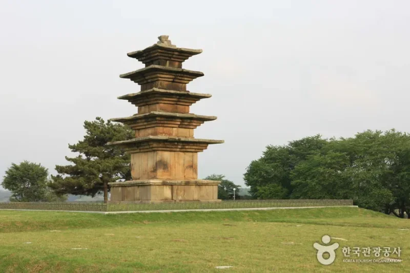 王宮里五重石塔 (3/7)