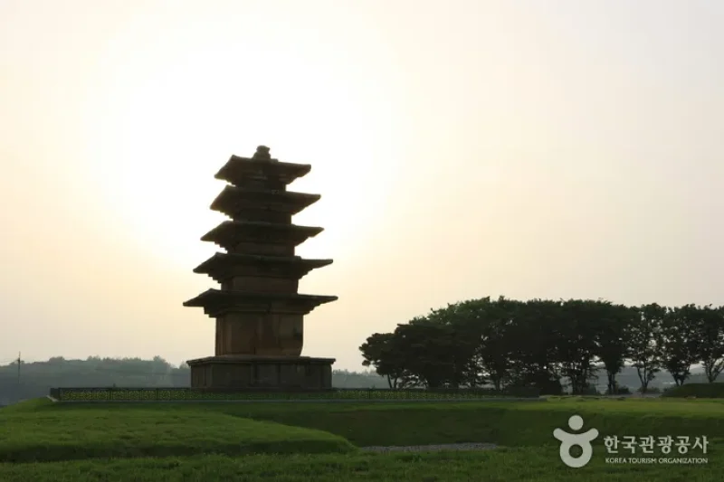 王宮里五重石塔 (4/7)