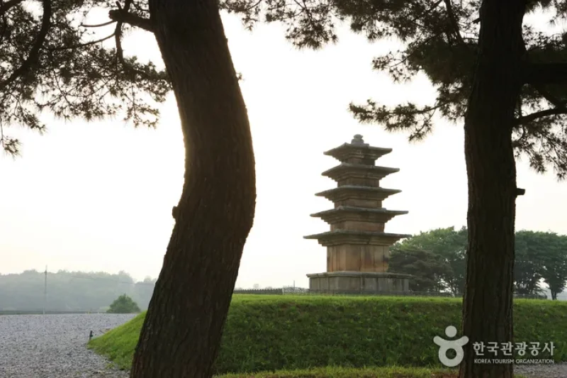 王宮里五重石塔 (7/7)