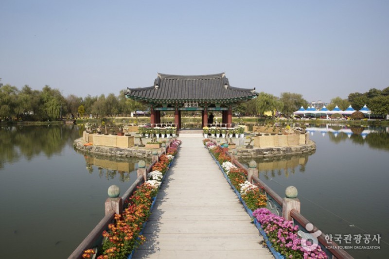 薯童公園と宮南池 (11/13)