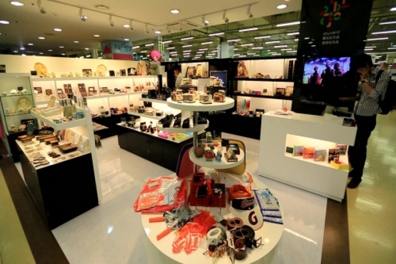 ホームプラス観光記念品店（釜山海雲台店） (2/5)