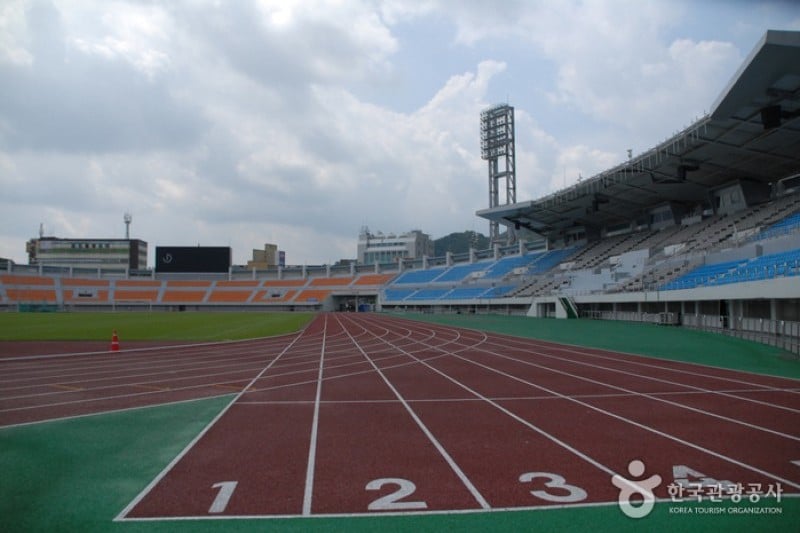 ハンバッ総合運動場 (1/3)