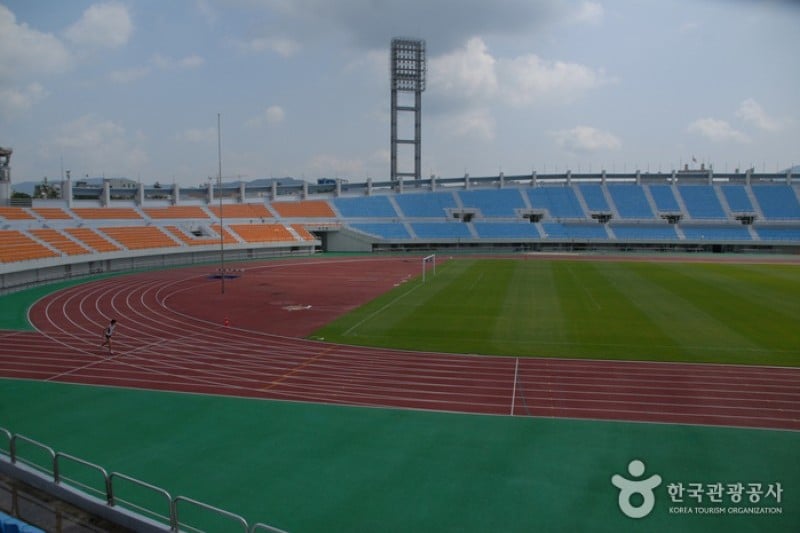 ハンバッ総合運動場 (2/3)