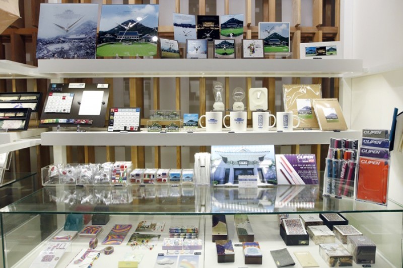 青瓦台サランチェ記念品店 (3/15)