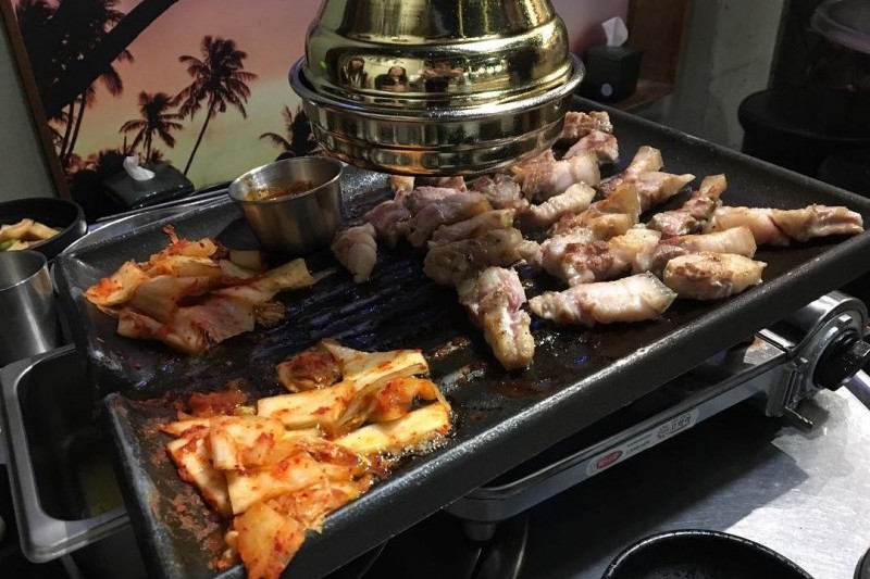 ハハ＆キム・ジョングクの401精肉食堂 弘大店 (2/11)