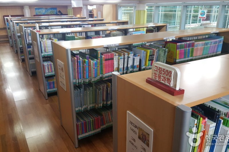 高陽市立 注葉子ども図書館（고양시립 주엽어린이도서관） (1/9)