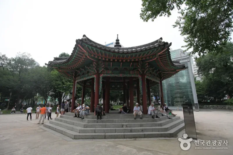 タプコル公園 八角亭（탑골공원 팔각정） (1/13)