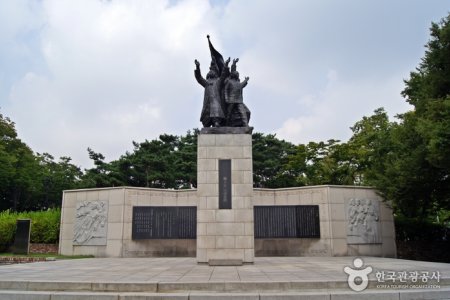 3.1独立宣言記念塔（3.1독립선언기념탑）