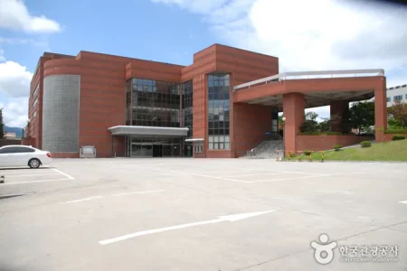 又松芸術会館（우송예술회관）