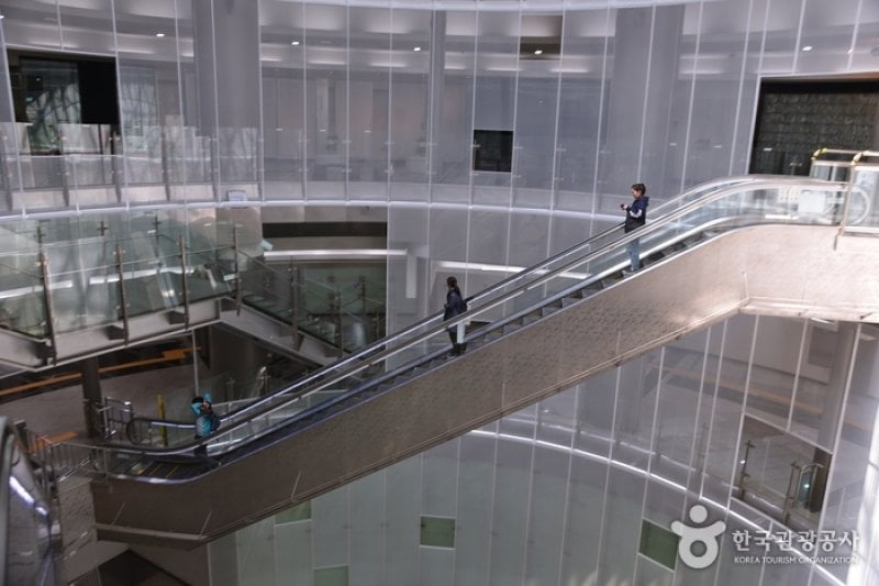 緑莎坪駅 地下芸術庭園（녹사평역 지하예술정원） (1/7)