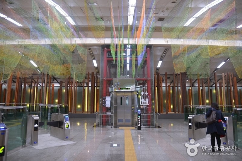 緑莎坪駅 地下芸術庭園（녹사평역 지하예술정원） (2/7)