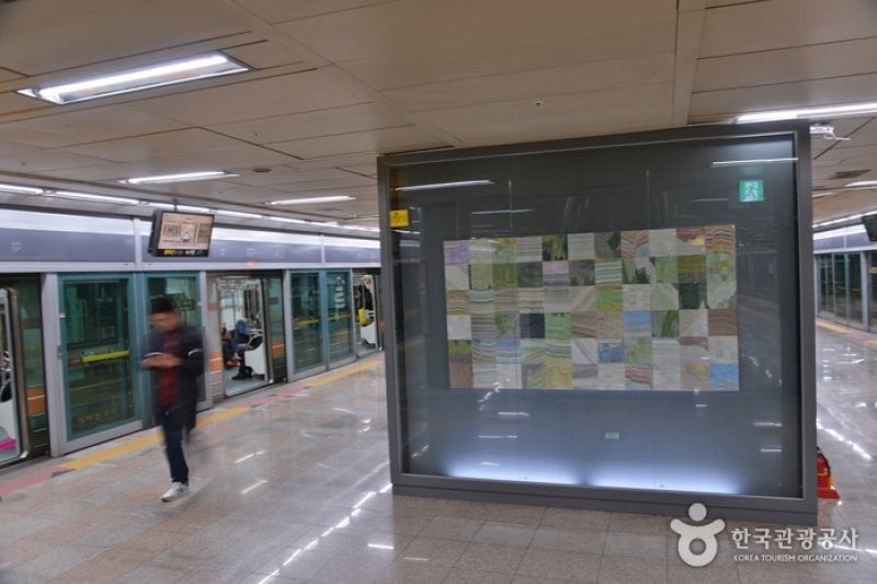 緑莎坪駅 地下芸術庭園（녹사평역 지하예술정원） (3/7)
