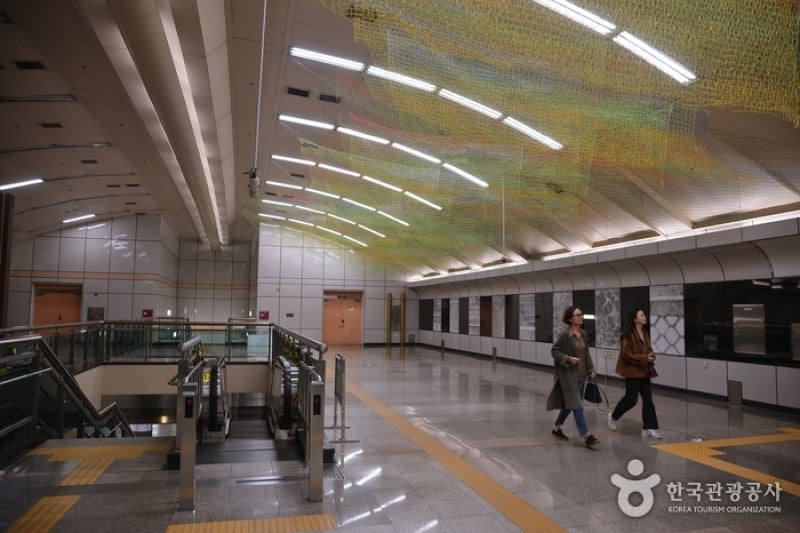 緑莎坪駅 地下芸術庭園（녹사평역 지하예술정원） (4/7)