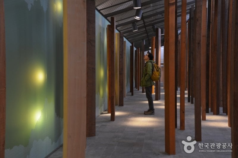 緑莎坪駅 地下芸術庭園（녹사평역 지하예술정원） (5/7)