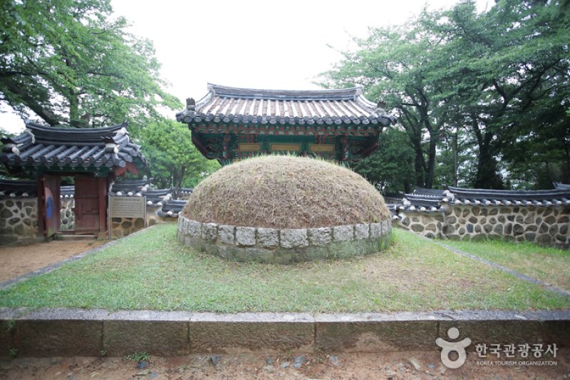 忠烈祠と亀甲船（충렬사와 거북선） (2/15)