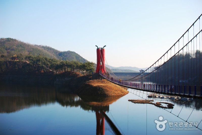 天庄湖つり橋（천장호 출렁다리） (1/2)