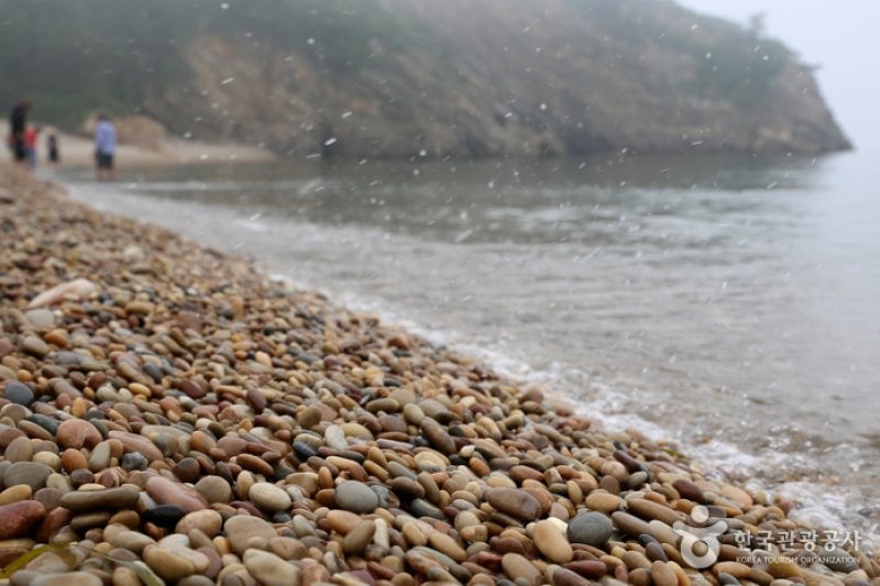 白翎島コンドル海岸（백령도 콩돌해변） (1/2)