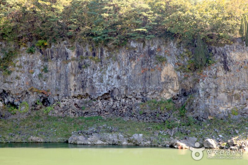 抱川アウラジ枕状溶岩（漢灘江国家地質公園）（포천 아우라지 베개용암 (한탄강 국가지질공원)） (1/6)