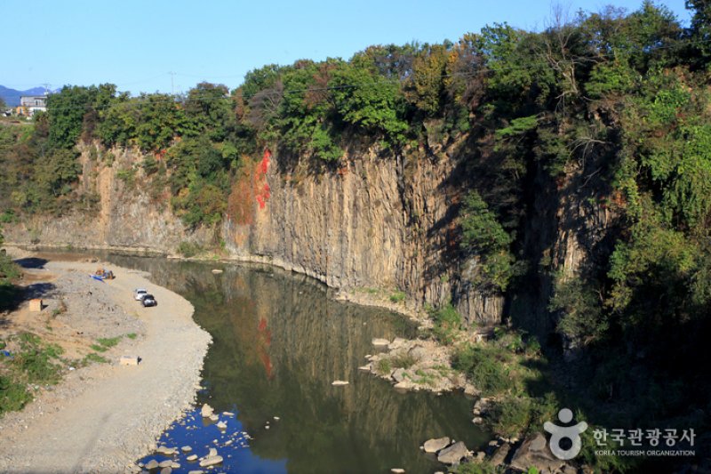 車灘川柱状節理（漢灘江国家地質公園）（차탄천 주상절리 (한탄강 국가지질공원)） (1/8)