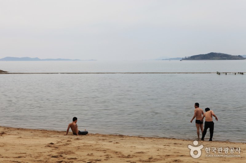 石頭海水浴場（돌머리해수욕장） (7/7)